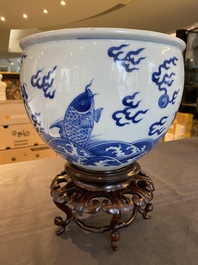 Jardini&egrave;re en porcelaine de Chine en bleu et blanc &agrave; d&eacute;cor de dragons et de carpes sur socle en bois, 19/20&egrave;me