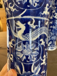 Paire de vases en porcelaine de Chine en bleu et blanc &agrave; d&eacute;cor de dragons, 19&egrave;me