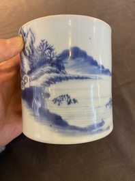 Pot &agrave; pinceaux en porcelaine de Chine en bleu et blanc &agrave; d&eacute;cor d'un paysage, probablement Kangxi