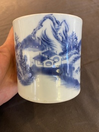 Pot &agrave; pinceaux en porcelaine de Chine en bleu et blanc &agrave; d&eacute;cor d'un paysage, probablement Kangxi