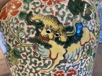 Paire de vases en porcelaine de Chine famille verte &agrave; d&eacute;cor de lions bouddhistes, 19&egrave;me