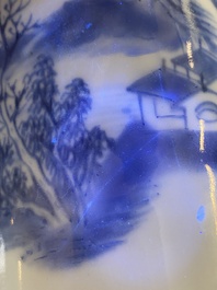 Pot &agrave; pinceaux en porcelaine de Chine en bleu et blanc &agrave; d&eacute;cor d'un paysage, probablement Kangxi