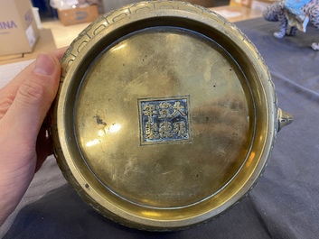 Een Chinese bronzen wierookbrander met floraal reli&euml;fdecor, Xuande merk, 18/19e eeuw