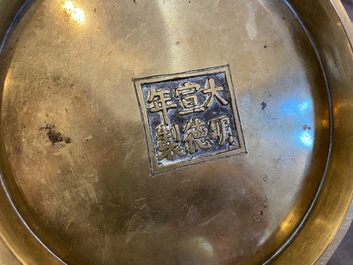 Een Chinese bronzen wierookbrander met floraal reli&euml;fdecor, Xuande merk, 18/19e eeuw