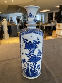 Een Chinese blauw-witte rouleau vaas met decor van antiquiteiten, Kangxi