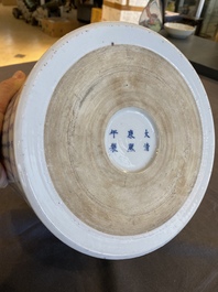 Pot &agrave; pinceaux en porcelaine de Chine en bleu et blanc, marque de Kangxi, 19/20&egrave;me