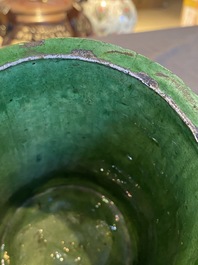 Pot &agrave; pinceaux en porcelaine de Chine en vert monochrome &agrave; d&eacute;cor en relief, 19&egrave;me