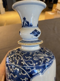 Een Chinese blauw-witte rouleau vaas met decor van antiquiteiten, Kangxi