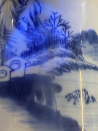 Een Chinese blauw-witte penselenbeker met een landschap, wellicht Kangxi