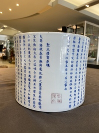 Pot &agrave; pinceaux en porcelaine de Chine en bleu et blanc, marque de Kangxi, 19/20&egrave;me