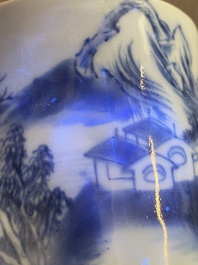Pot &agrave; pinceaux en porcelaine de Chine en bleu et blanc &agrave; d&eacute;cor d'un paysage, probablement Kangxi