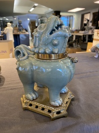 Br&ucirc;le-parfum en porcelaine de Chine c&eacute;ladon de Longquan en forme de luduan sur socle en bronze dor&eacute;, Ming