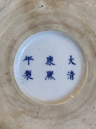 Een Chinese blauw-witte penselenbeker met kalligrafie, Kangxi merk, 19/20e eeuw