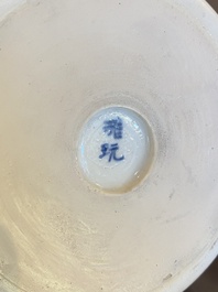 Pot &agrave; pinceaux en porcelaine de Chine en bleu et blanc &agrave; d&eacute;cor d'un paysage, probablement Kangxi