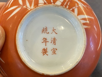 Bol en porcelaine de Chine &agrave; d&eacute;cor de bambou en r&eacute;serve sur fond en rouge de corail, marque de Xuantong, 20&egrave;me