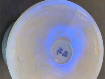 Pot &agrave; pinceaux en porcelaine de Chine en bleu et blanc &agrave; d&eacute;cor d'un paysage, probablement Kangxi