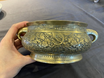 A Chinese bronze censer with floral relief design, Xuande mark, 18/19th C.