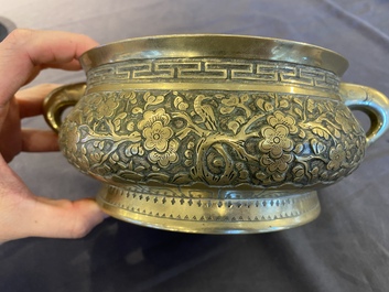 Een Chinese bronzen wierookbrander met floraal reli&euml;fdecor, Xuande merk, 18/19e eeuw