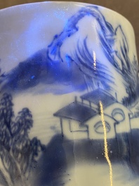 Een Chinese blauw-witte penselenbeker met een landschap, wellicht Kangxi