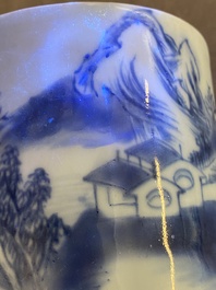 Pot &agrave; pinceaux en porcelaine de Chine en bleu et blanc &agrave; d&eacute;cor d'un paysage, probablement Kangxi