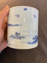 Pot &agrave; pinceaux en porcelaine de Chine en bleu et blanc &agrave; d&eacute;cor d'un paysage, probablement Kangxi
