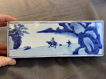 Carreau de forme rectangulaire en porcelaine de Chine en bleu et blanc, Kangxi