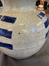Vase de forme double gourde en porcelaine de Chine en bleu et blanc sur fond craquel&eacute;, probablement Ming