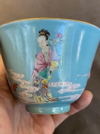 Bol en porcelaine de Chine famille rose &agrave; fond turquoise, marque et possiblement &eacute;poque de Yongzheng