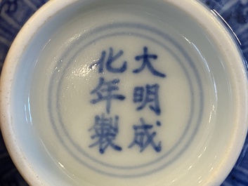 Een Chinese doucai kom met mandarijneenden, Chenghua merk, wellicht Qing