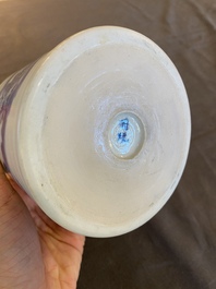 Pot &agrave; pinceaux en porcelaine de Chine en bleu et blanc &agrave; d&eacute;cor d'un paysage, probablement Kangxi