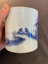 Pot &agrave; pinceaux en porcelaine de Chine en bleu et blanc &agrave; d&eacute;cor d'un paysage, probablement Kangxi