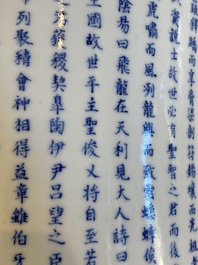 Een Chinese blauw-witte penselenbeker met kalligrafie, Kangxi merk, 19/20e eeuw