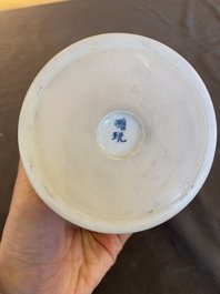 Pot &agrave; pinceaux en porcelaine de Chine en bleu et blanc &agrave; d&eacute;cor d'un paysage, probablement Kangxi