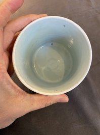 Pot &agrave; pinceaux en porcelaine de Chine en bleu et blanc &agrave; d&eacute;cor d'un paysage, probablement Kangxi