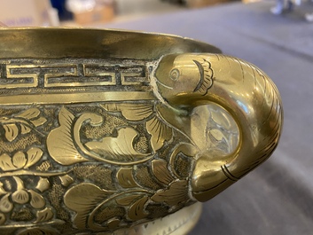 A Chinese bronze censer with floral relief design, Xuande mark, 18/19th C.