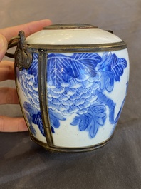 Pipe &agrave; eau en porcelaine de Chine 'Bleu de Hue' pour le Vietnam, marque Thọ 壽, 19&egrave;me