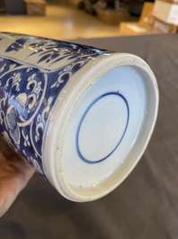 Vase de forme rouleau en porcelaine de Chine en bleu et blanc &agrave; d&eacute;cor d'antiquit&eacute;s, Kangxi