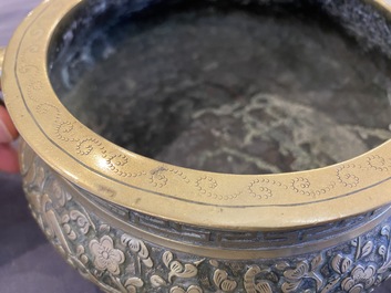 Een Chinese bronzen wierookbrander met floraal reli&euml;fdecor, Xuande merk, 18/19e eeuw