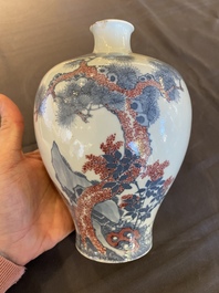 Vase de forme 'meiping' en porcelaine de Chine en bleu, blanc et rouge de cuivre, marque de Yongzheng, 19/20&egrave;me