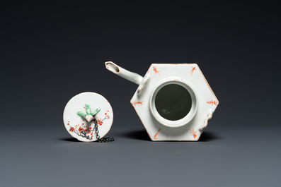 A Chinese hexagonal qianjiang cai teapot, signed and with the seal of Luo Zhonglin 羅仲林, 19/20th C.