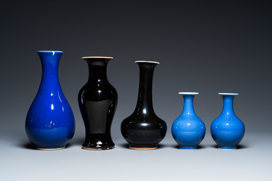 Vijf Chinese monochrome blauwe en zwarte vazen, 19/20e eeuw