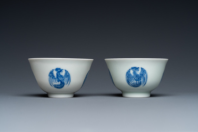 Paire de bols en porcelaine de Chine en bleu et blanc &agrave; d&eacute;cor de ph&eacute;nix, marque de Daoguang, 19/20&egrave;me