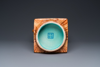 Een Chinese grisaille en faux-bois 'cong' vaas, Qianlong merk, 20e eeuw