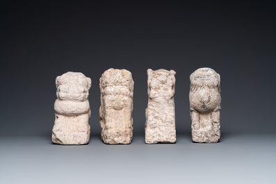 Vier Chinese stenen sculpturen van leeuwen, mogelijk Tang