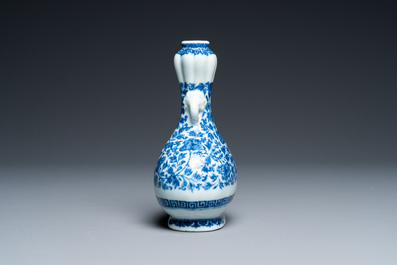 Een Chinees blauw-wit Ming-stijl vaasje met floraal decor, wellicht Qianlong