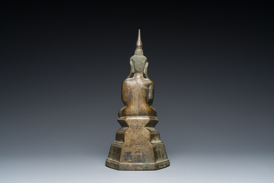 Bouddha Shakyamuni au dos inscrit en bronze de style Shang, dynastie Konbaung, Birmanie, 18&egrave;me