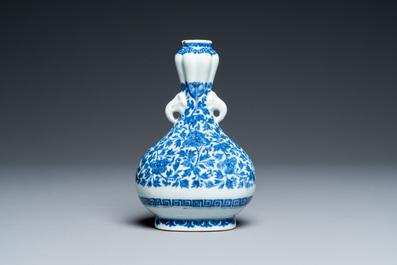 Een Chinees blauw-wit Ming-stijl vaasje met floraal decor, wellicht Qianlong