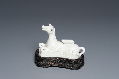 Een Chinese wit-geglazuurde penselenhouder in de vorm van een in golven liggend paard, 18e eeuw