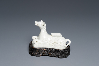 Repose-pinceaux en forme de cheval couch&eacute; dans des vagues en porcelaine de Chine en blanc monochrome, 18&egrave;me