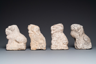 Vier Chinese stenen sculpturen van leeuwen, mogelijk Tang